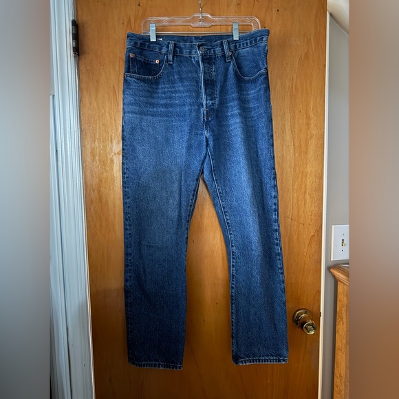 Levi’s 501 Jeans in Medium Wash! 31 x 28 - Picture 1 of 9